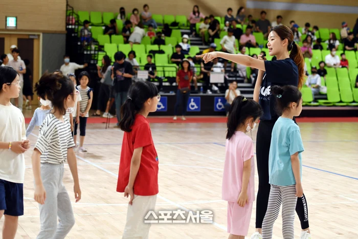 천송이 코치의 유소년 리듬체조 지도
